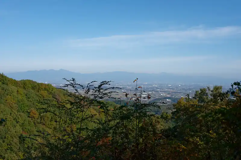 東屋からの景色。
左の方に見える山が赤城山かな。