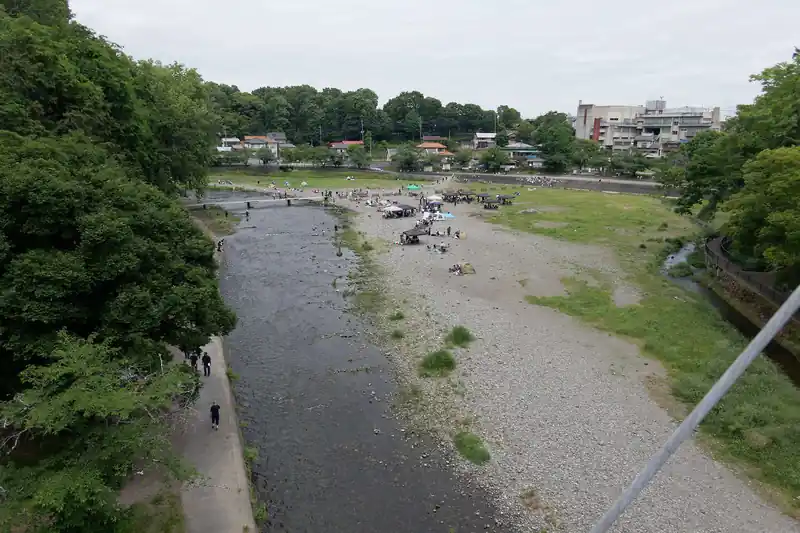 飯能河原の割岩橋へ。ここまでくればこの先の道はだいたい想像できる。真っ直ぐ東飯能駅に続く飯能大通りを歩いていくんだろう。
飯能河原では、河原にテントを張って遊んでいる家族連れや、対岸（写真では見えないけど）のBBQエリアで恐らくお酒を飲んでいるであろう人たちがいるはず。