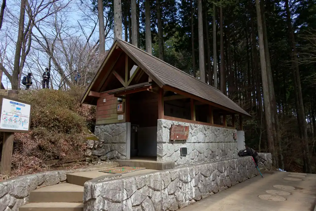 東雲山荘前にはトイレ。
