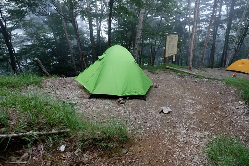 そんなこんなでテントを張りました。
テントを張る側からアブとかハエがワンサカ寄ってきて大変です。
正直テントどころじゃありませんでしたが、テントは張らないとしょうがないので、とにかく急いで張ります。

張り終えたらすぐテントの中に入ったんですが、一緒にアブ一匹と数匹のハエも入ってきて、怒りが頂点に達したんですが、どうしようもありません。
とりあえずアブは殺すとして、ハエもできる限り殺します。が、数匹残ってしまいました。

しばらく呆然としつつもテントでダラダラ。外に出る気、ゼロです。
