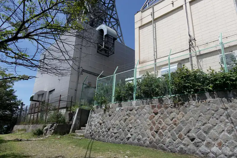 といってもあるのはアンテナ施設だけです。