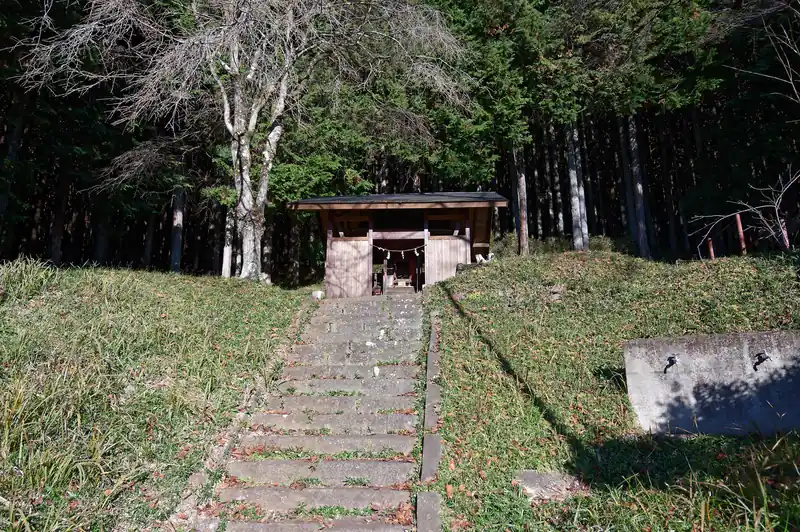 階段を登っていくと社がありました。