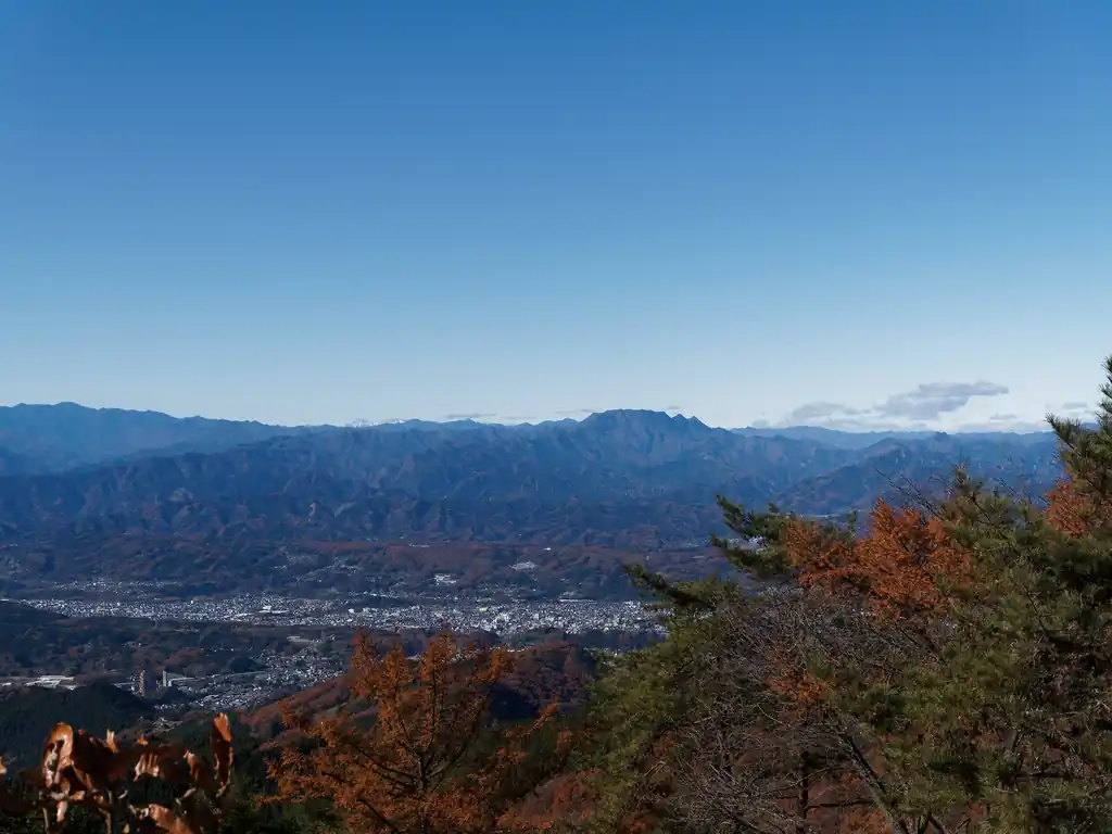 いつもの両神山。右側にクレイジーマウンテン小鹿野二子山。
このクレイジーマウンテン小鹿野二子山は、上から熊が降ってきた動画の場所です。
滑落死亡者が多いので、埼玉県の中でもなかなかに難易度の高い山だと思います。