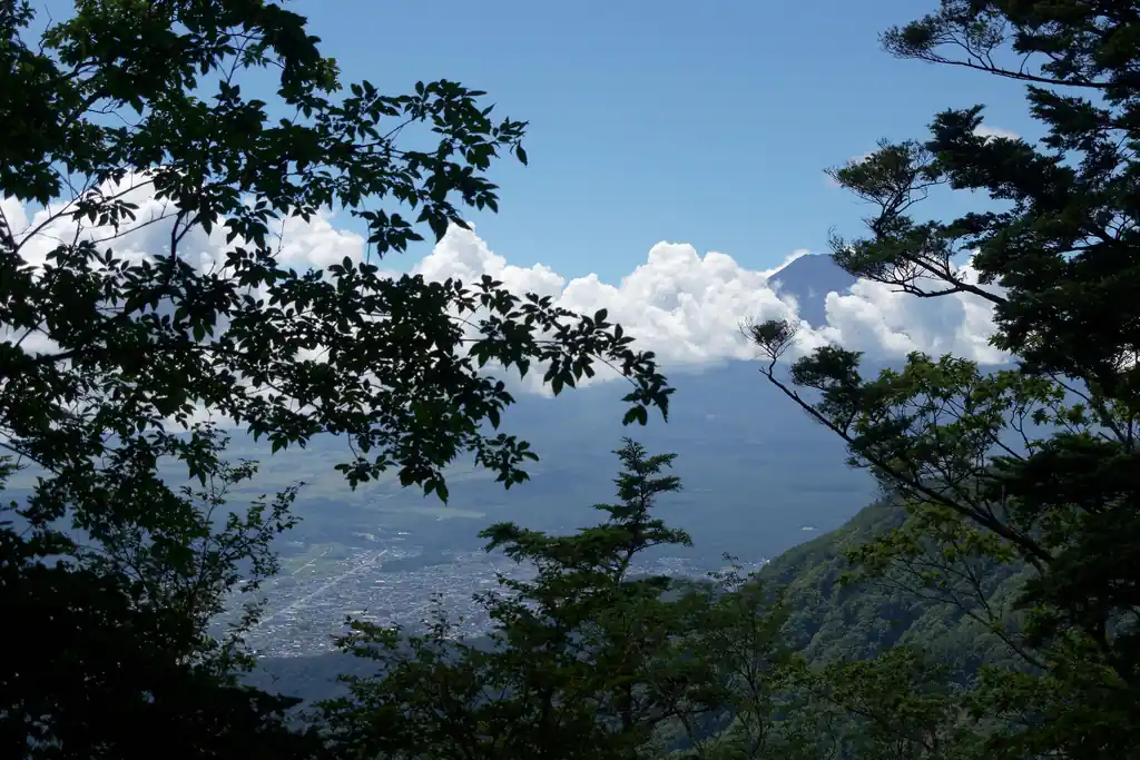 八十八躰供養塔の前にはベンチがあり休憩適所です。富士山も少し木が邪魔ですが望むことができます。
