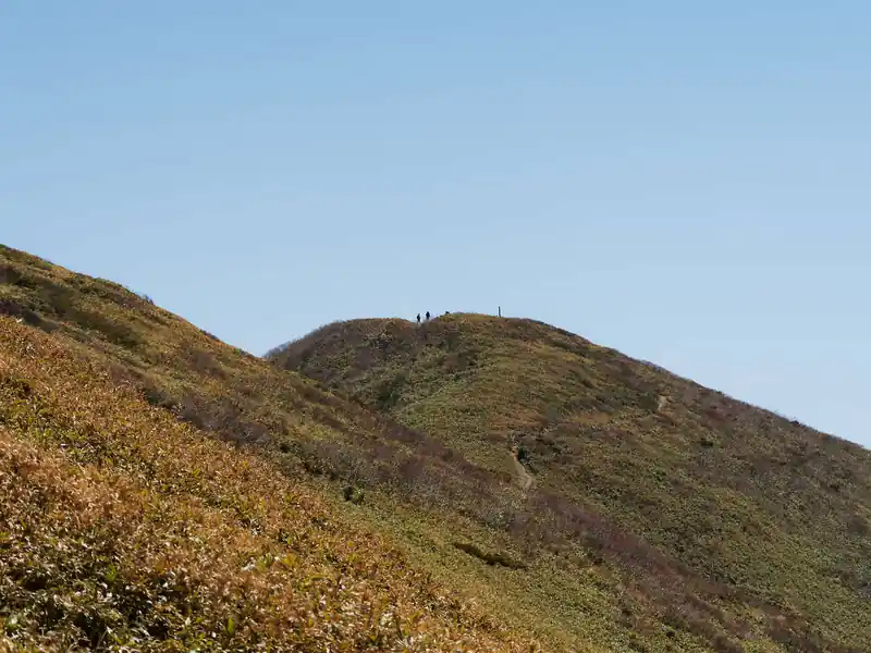 ようやく平標山山頂が見えてきた。既に登山者が数人いるのが見える。