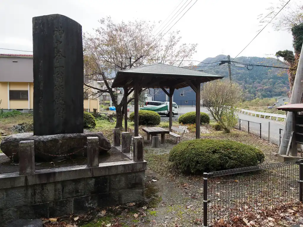 民家と田んぼに囲まれた舗装路を歩いていくと、東屋があった。ちょうど良かったのでここでお昼ご飯にすることにする。
ちなみに、周辺に公衆トイレっぽいものなどはなく、本当に東屋があるだけだった。
