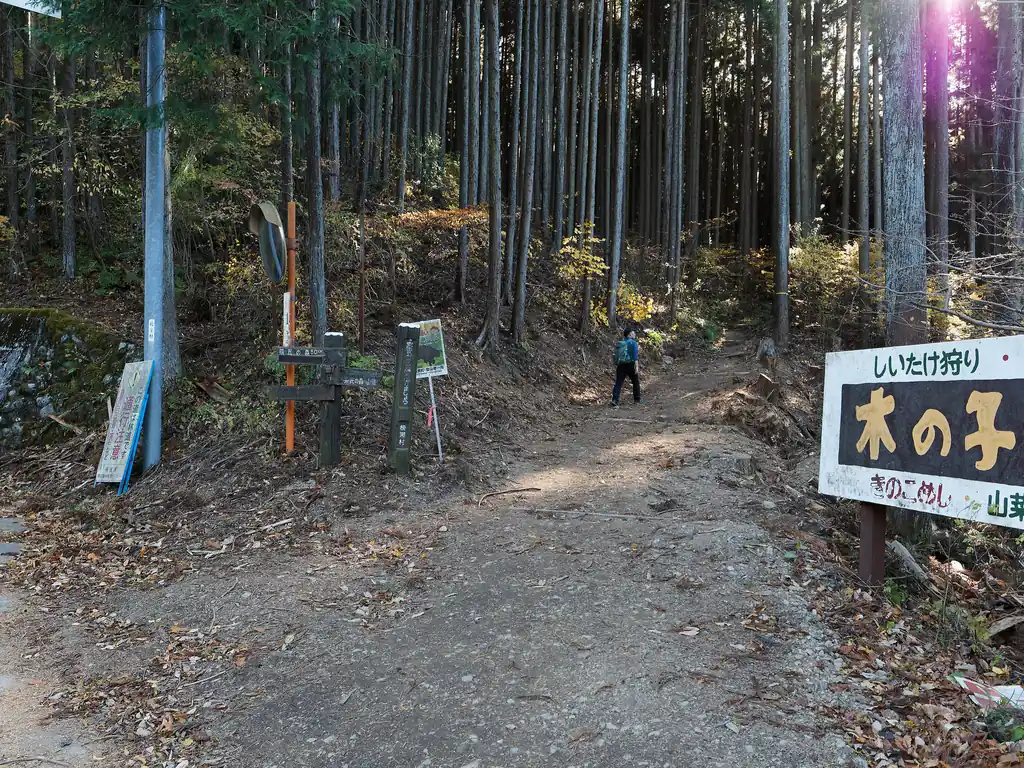 いよいよ登山口に到着。
何度も歩いた道なので、緊張感は一切ない。

ただ、この時点ではテント泊に対するワクワク感80、不安感20と言ったところ。
キャンプ場で管理人が常駐しているとはいえ、やはり初めてのテント泊をソロで行うのはいささか不安である。