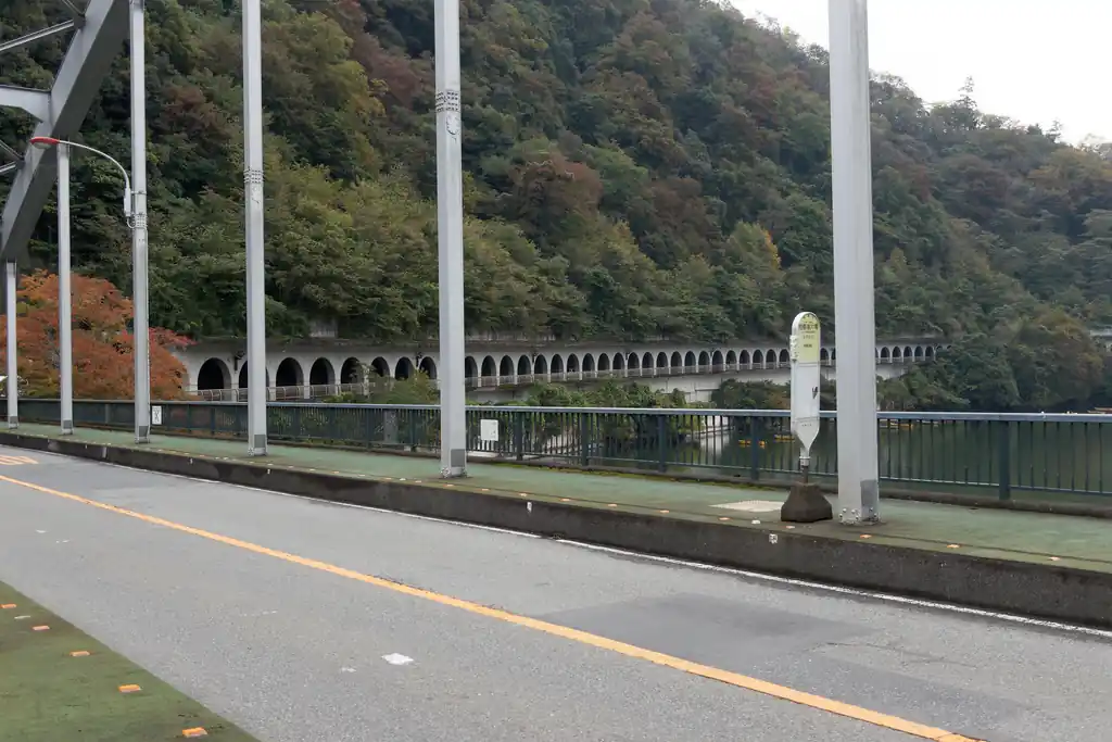 写真にも写っている通り、橋の上にバス停があるなんて珍しい。
こんなところでバス止まって大丈夫なの…？