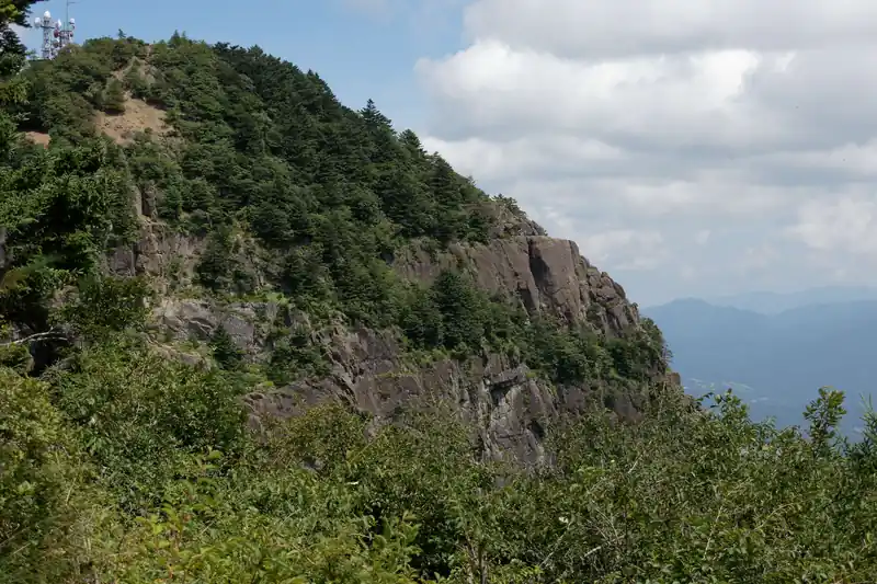 三ツ峠のロッククライミングスポット。拡大してみると、登山道のない岩の上に人がいるのがわかります。