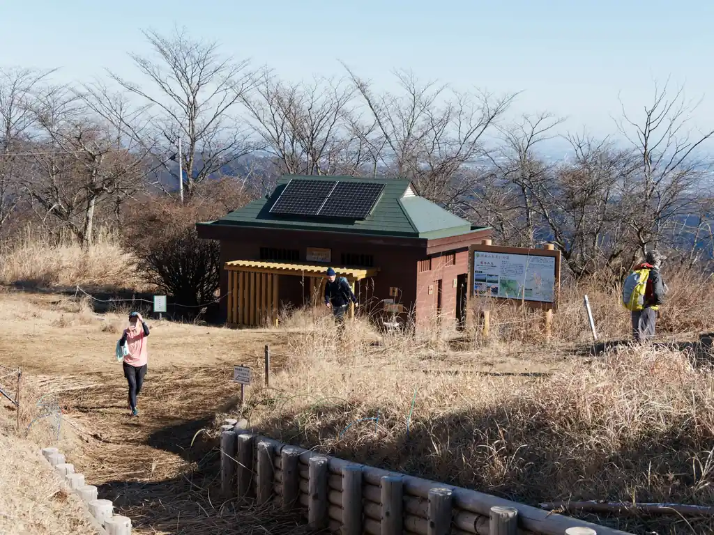 立派なトイレもあり。冬季は正面のトイレは使用禁止なので横のトイレだけだけど、それでも十分。