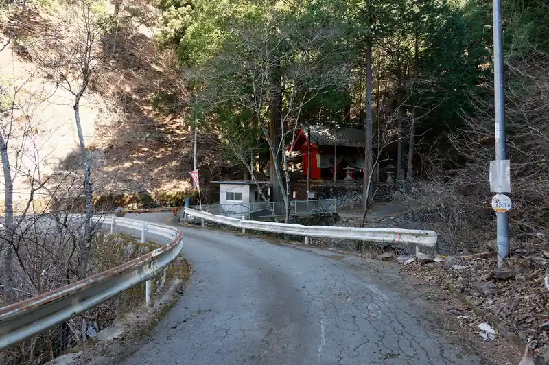 大滝不動が見えてきました。
かなり立派な山門です。