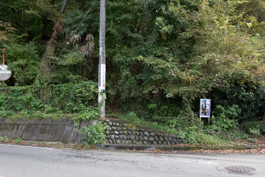 ここからも嵐山に登れそうな雰囲気を感じる。恐らく古道か鉄塔巡視路なのではないかと思う。
また機会があったらここから歩いてみても面白いかもしれない。