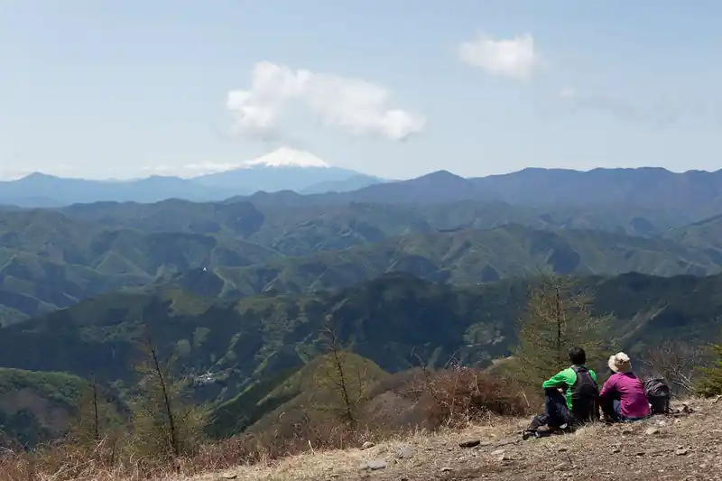 雄大な景色です。ずっと居たくなりますが、下山はそこそこ時間がかかるので、適当に休憩したら下山開始します。