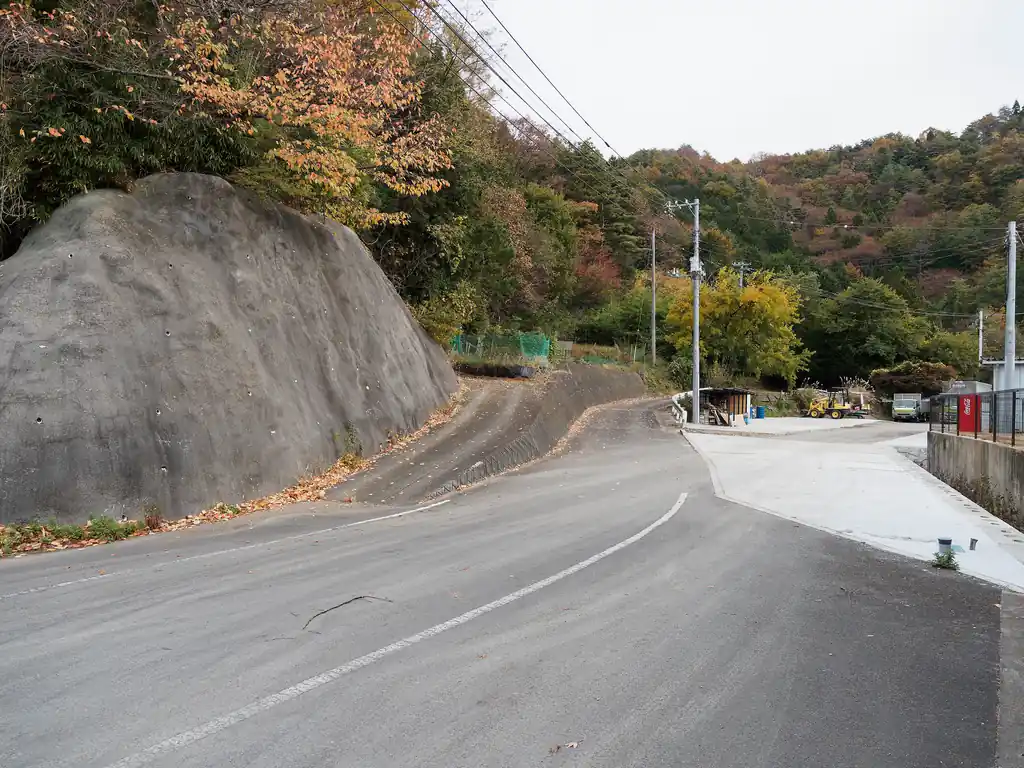 堂尾山公園からも登れるようだけど、今回はこの登山口を使うことにする。左側のコンクリートで固められた崖のところに赤い鉄階段があり、そこから登山道に入ることができる。