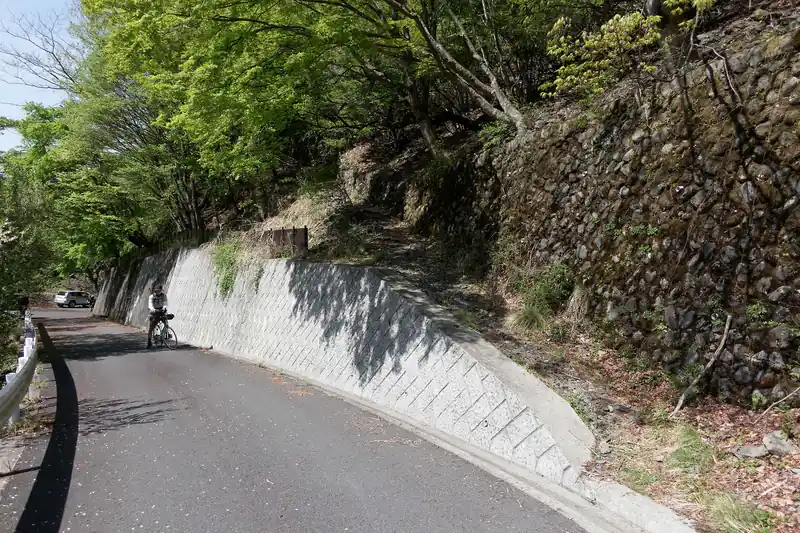 舗装路を登っていくと登山道の入口に到着。この周辺は路上駐車が多かった。ここまで車で登ってきたらかなり楽に鷹ノ巣山まで登れると思います。