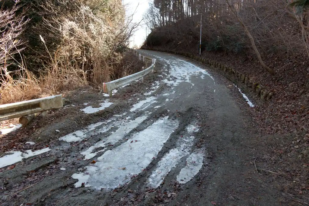 途中車道は凍っているところもあったけど、登山道は全体的に良好で軽アイゼンもチェーンスパイクも必要なしでした。