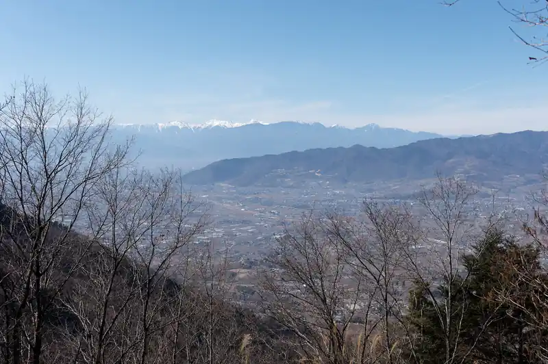 この展望台からの眺めも素晴らしいですが、やはり甲州高尾山東峰の後では少し霞んで見える…。