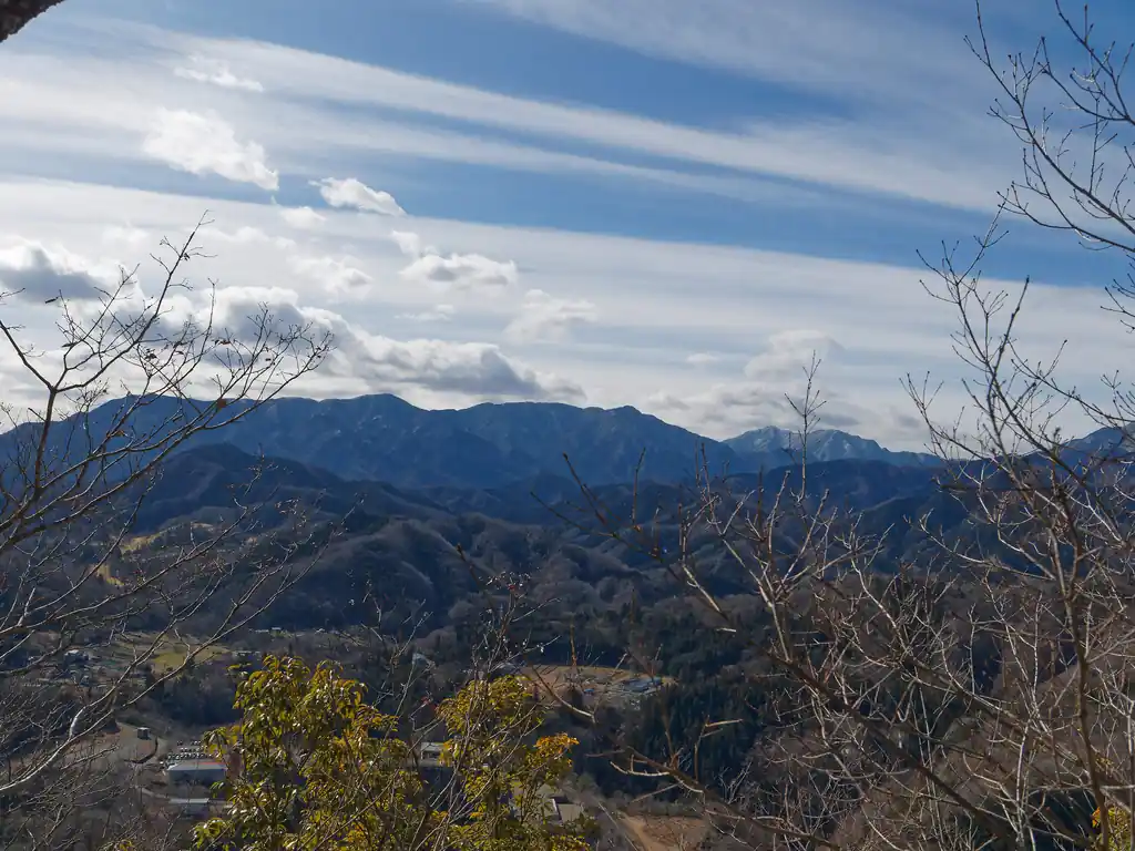 名倉金剛山から。たぶん奥の稜線が裏丹沢…と思われる。