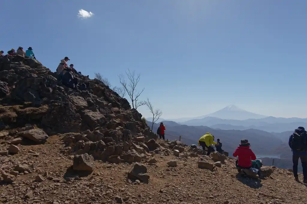 ようやく雷岩に到着。
既に大勢の登山者が昼食休憩をとっていた。