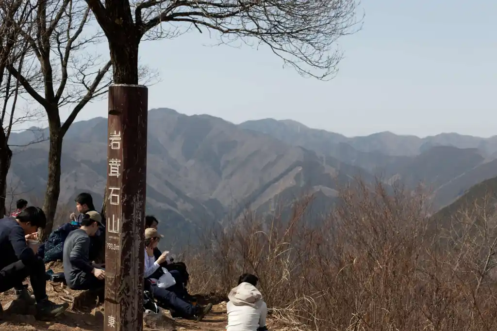 いやーきつかった。

ここで休憩しても良いけど、混んでいるので高水山の常福院まで移動して休憩します。