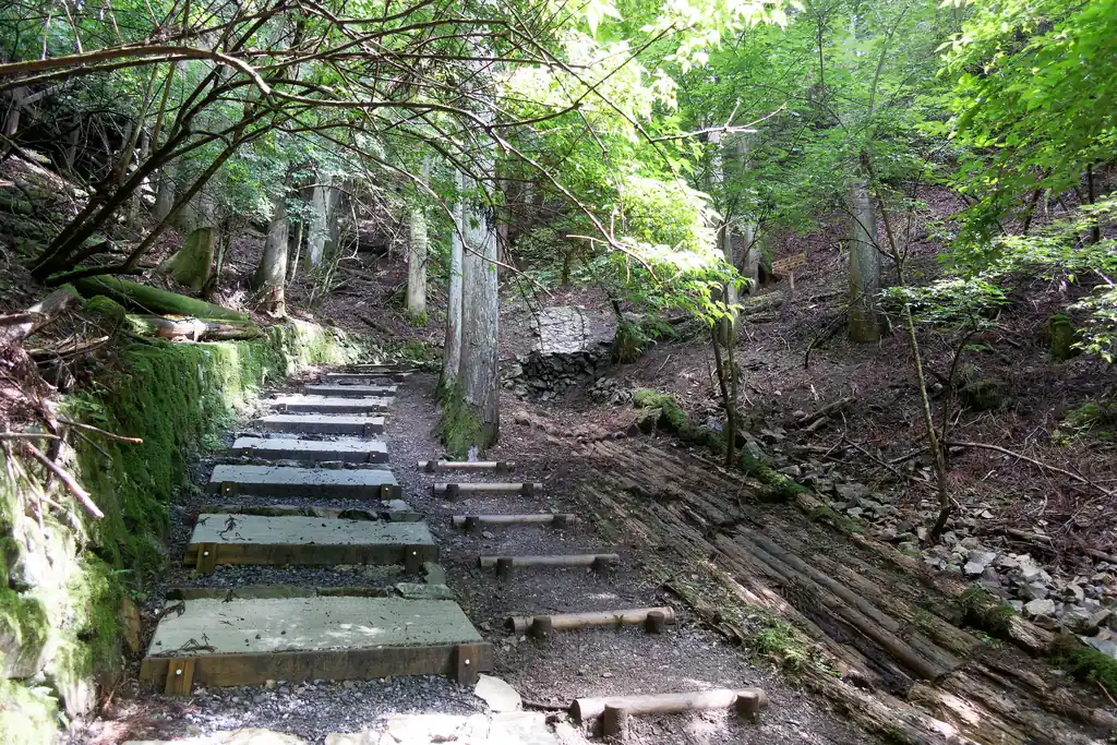 まだまだ舗装路は続きます。少しずつ登山道っぽくなっていくものの、ここらへんはまだまだ舗装路。スニーカーで来てもここら辺を歩くくらいまで全く問題ないはずです。