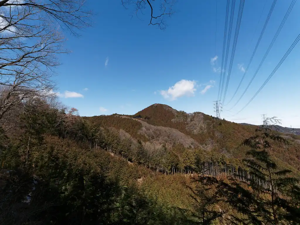 向かいのピークが麻生山。