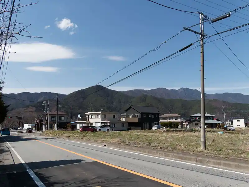 目の前に三つ峠から河口湖へ続く稜線。