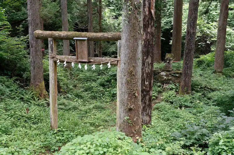 途中、橋立神社を横目に進んでいきます。
こんなところに神社とは。