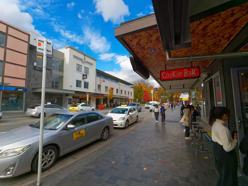 街の中心部まで歩いて移動後、人が集まっているエリアへ。日本にもお店がある、クッキータイムのお店前。

なお、ニュージーランドの道路の横断は危ないので、車通りが多いところは横断歩道まで行ったほうが良さそうです。その横断歩道の数が少なくて面倒なんだけど。横断歩道も青信号から赤に変わるのが早くて、健常者が普通に歩いてちょうど渡りきれるかどうかって感じです。