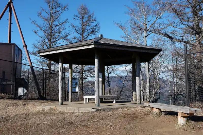 山頂に到着しました。
大平山の山頂は広く、なだらか。
あるのは東屋とアンテナ設備くらい。
