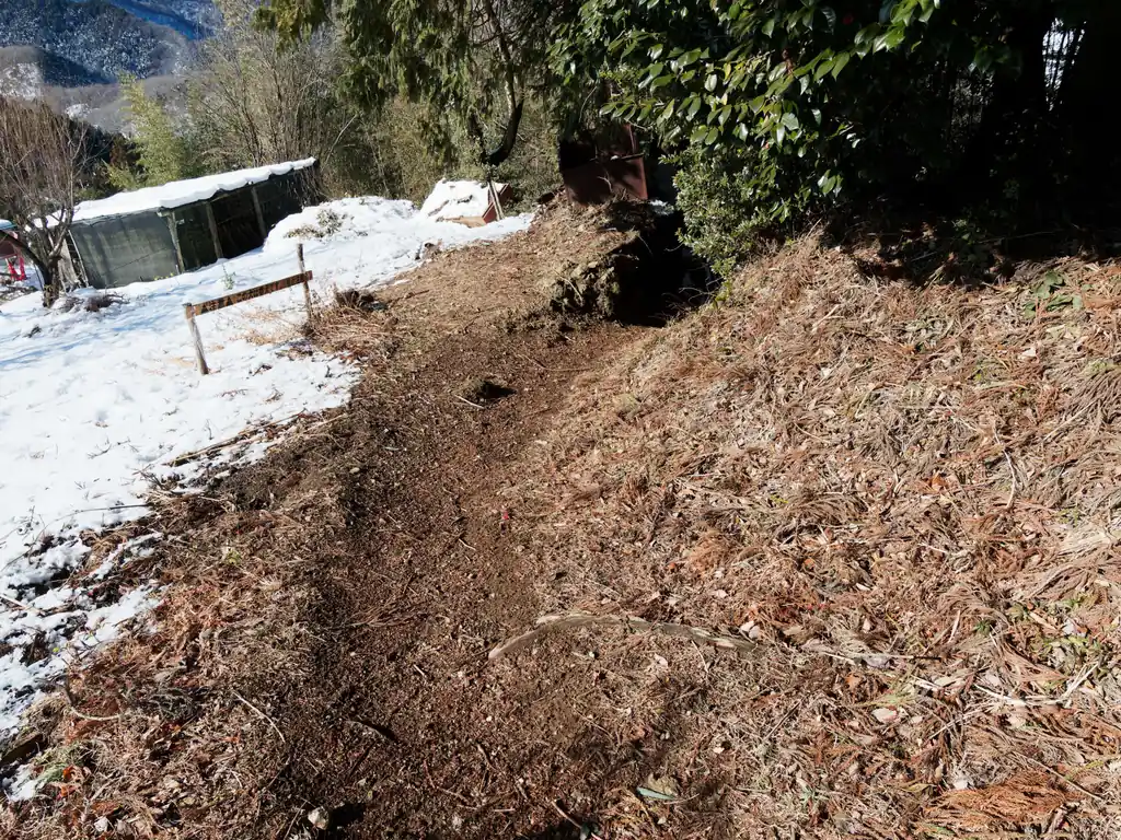 と思ったけど、日向なのでもう雪が解けたのか、アイゼン早めにつけた意味がなかった。