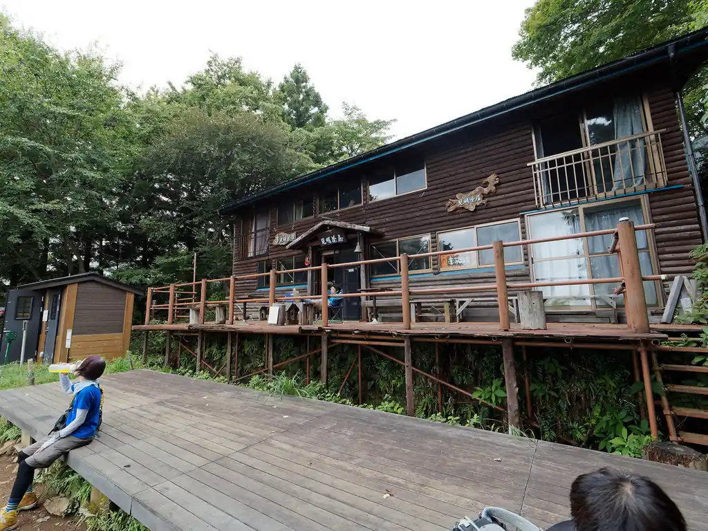 見晴茶屋に到着。ここにもトイレがあります。ここから先は花立山荘までトイレがないので、少しでも予兆を感じたらここで済ませておきましょう。