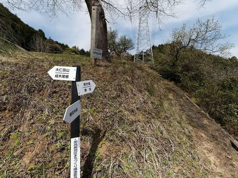 ここからまた登山道へ戻れるらしい。いや～良かった良かった。
この上にベンチがあったので、そこで少し休憩。残っているパンを齧る。