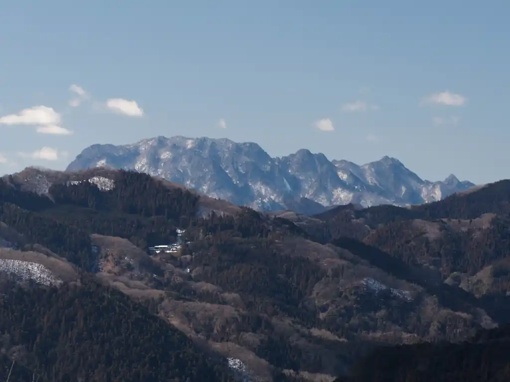 アップで両神山。
両神山は埼玉県でもトップクラスに遭難の多い山。岩峰ですから、高所恐怖症の私は及び腰でまだ登りに行ったことはありません。
深田久弥100名山ということもあり、登山者が多いことも遭難が多い原因でしょうが、ルートを選べば高所恐怖症でも大丈夫なのかな。
まあ結構奥地にあるので公共交通機関で行ける山中心に登っている私にとってはアクセスがね…。