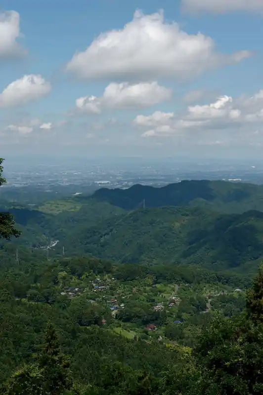こっちは埼玉の町並み。たぶん小川町とかそっちの方。
このくらいの標高の低山でも、樹林帯の山の中は直射日光がなく、涼しい風が吹いて心地よい。