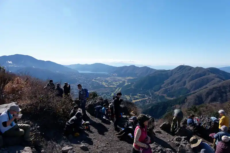 こっちは箱根の方面。
奥に芦ノ湖。

箱根を覆う外輪の山々を縦走する箱根ガイリーンというものがあり、私もいつか挑戦してみたい。
トレランをやる人は1日で走破するらしいですが、流石にそれは無理。
一泊二日で計画する場合、宿泊ポイントとしては、芦ノ湖のあたりにあるキャンプ場に泊まるのが時間的に良いようです。