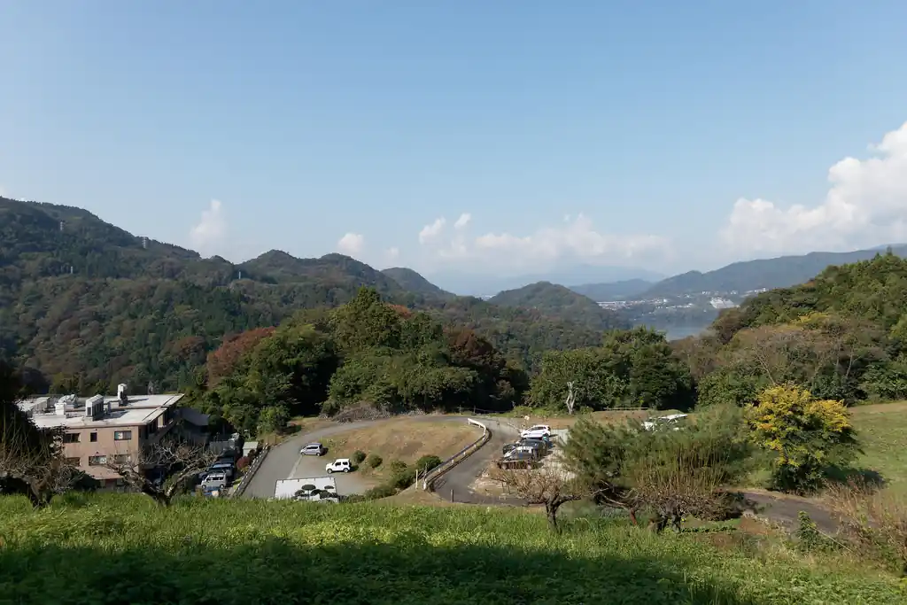 樹木のトンネルを抜けると、そこにはお墓があった。右を見ると少しだけ相模湖が見える。あっちは恐らく藤野駅方面だろう。