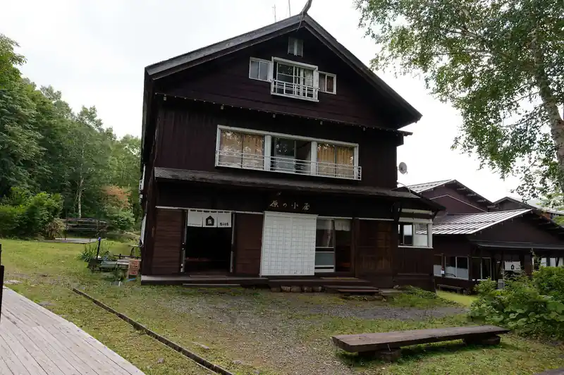 木道を歩いて見晴の小屋エリアへ。

ここは数件の小屋が密集しており、尾瀬の中でも特に人が多いエリア。
