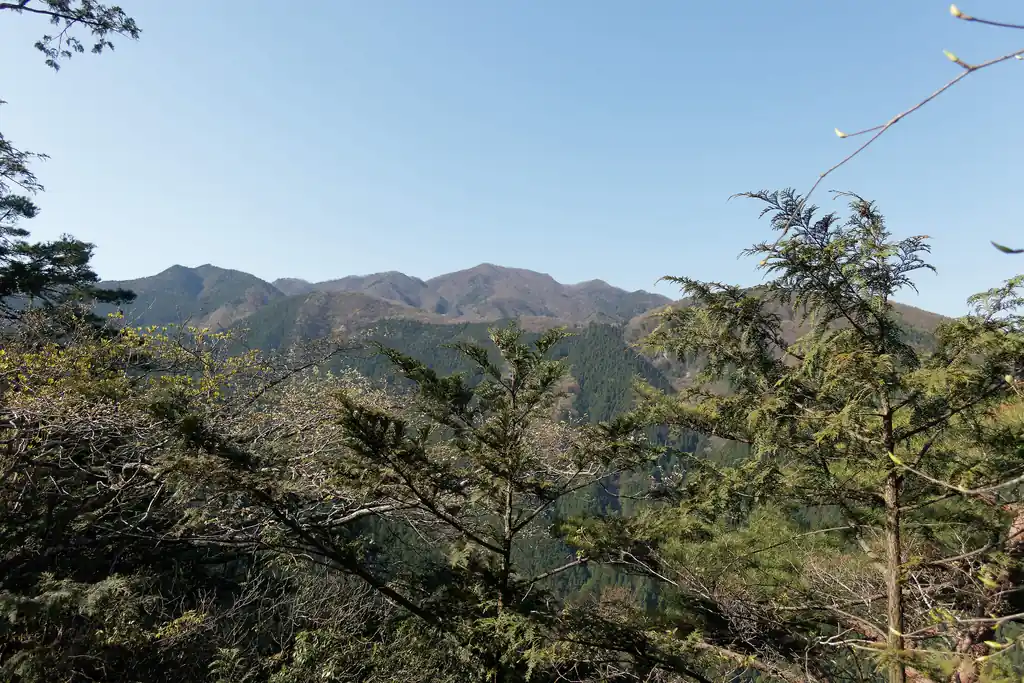 途中までは樹林帯の道をひたすら登っていくような道なんですが、尾根が細くなり始めると岩場に突入します。

ところどころ開けていてなかなか景色が良い。