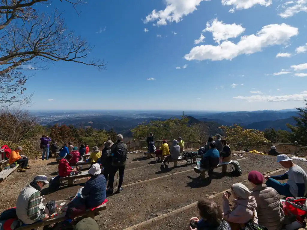 大勢の登山者。

ちなみに、この後団体の登山者が何組か到着し、ますます山頂は混み始める。
やはりお昼時の山頂が一番混雑するらしい。これはどこの山に行っても同じだと思う。