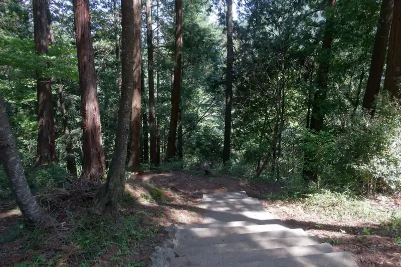 降りていくとすぐそこが集落になっていて、舗装路へと出る。