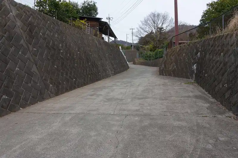 そのまま舗装路を歩いていく。