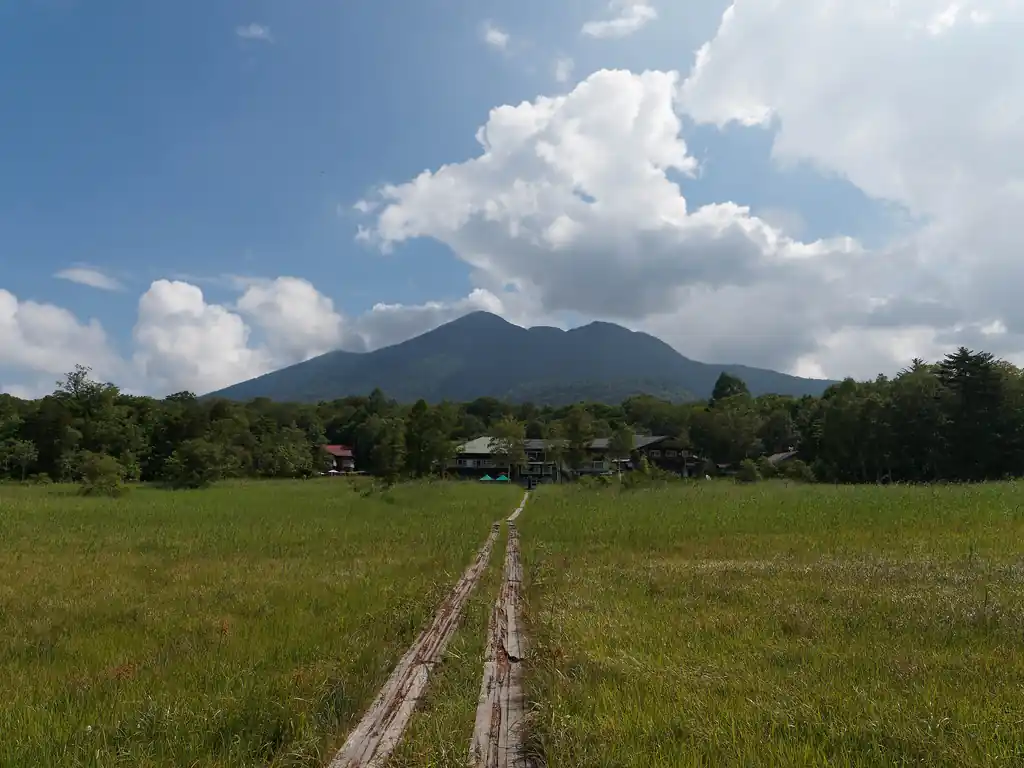 振り返れば見晴の小屋群と、その裏にどっしり構える燧ヶ岳。