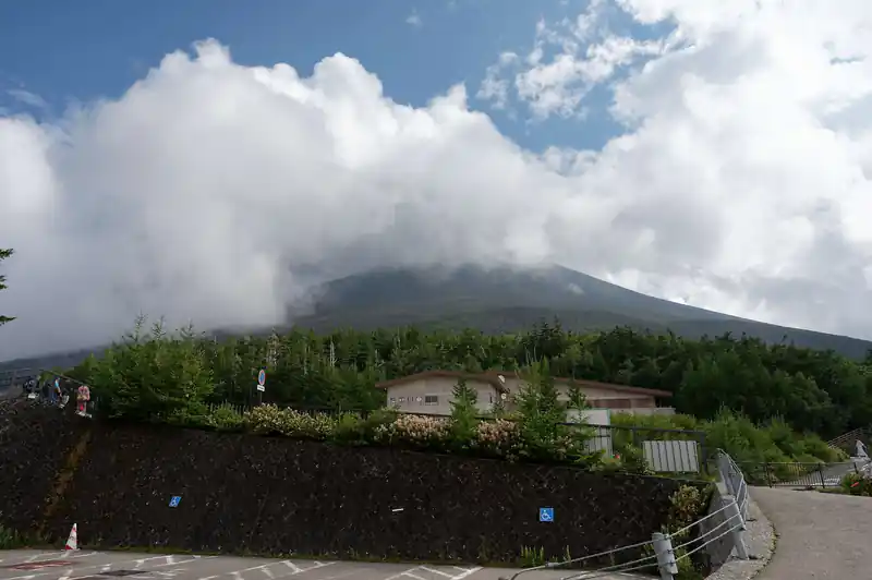 富士山。うーむ、ガスってて微妙に見えないぞ。