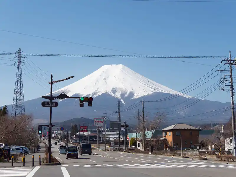 そのまま歩いて行くとまた富士山がよく見える交差点へ。正直、先程の商店街よりこちらのほうが富士山がよく見えて来る価値があるように感じたが、ここには観光客らしき人は誰もいなかった。