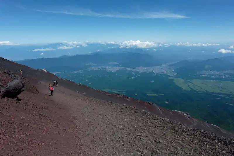 下山はひたすら続く九十九折のザレ場。
とにかく滑りまくる。何度か転びそうになりながらも、下っていく。ぶっちゃけ登りよりこの下りのほうがつらいんじゃないか、とさえ思う。
人によってはゆっくり慎重に降りて結構時間かかる人もいそう。