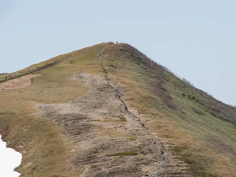 平標山山頂への登り返し。大勢の登山者が歩いている。この登りが結構辛いんだよな～