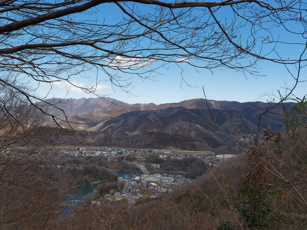 道中振り返ってみると藤野駅のあたりと奥高尾の山々。