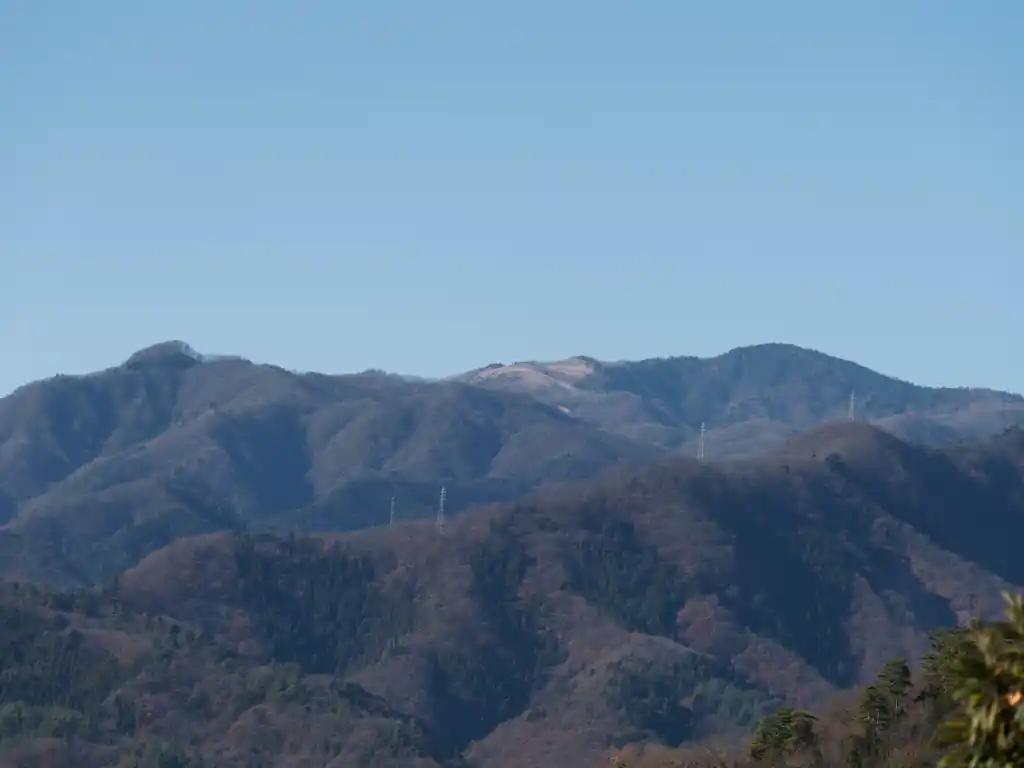 この開けている山が何なのか気になる。歩いてみたいなあ。