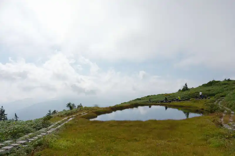 駒の家から少し降りたところにもベンチがあり、大きめの池塘も。
ガスってはいるが、景色が見えるだけ良かった。